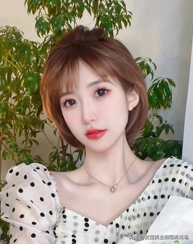 眉上刘海短发发型,短发八字刘海发型