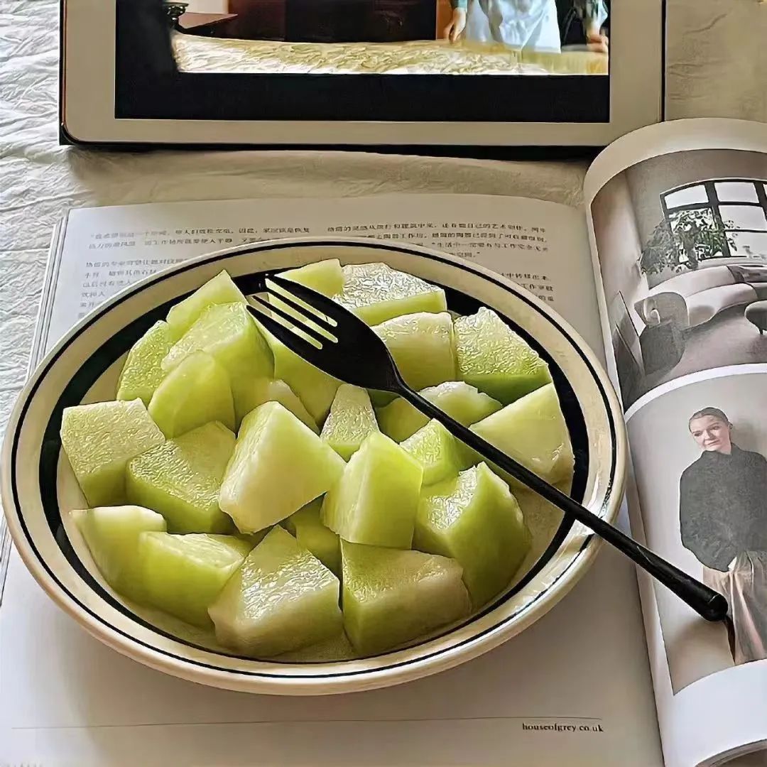 深情文案浪漫和悲观并不冲突,深夜文案生活总是充满惊喜和失落