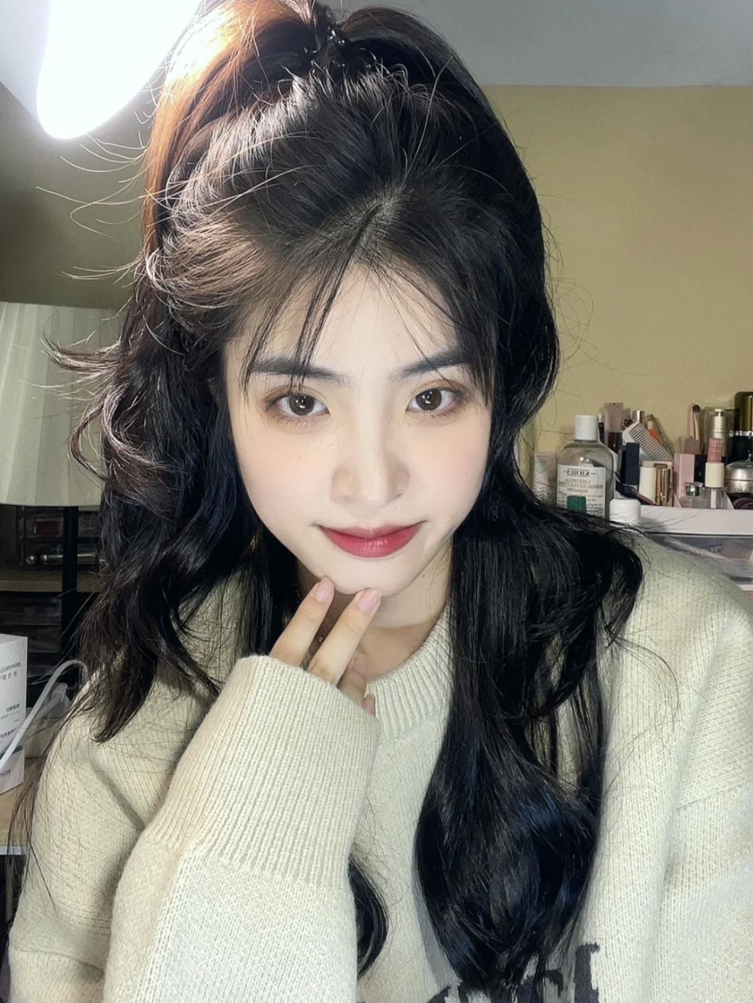 别再披头散发了教你一招秒变女神,今年别再披头散发了三款减龄发型