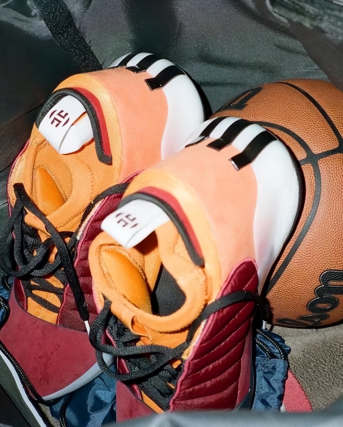 阿迪达斯上新足球鞋,阿迪最新高帮鞋