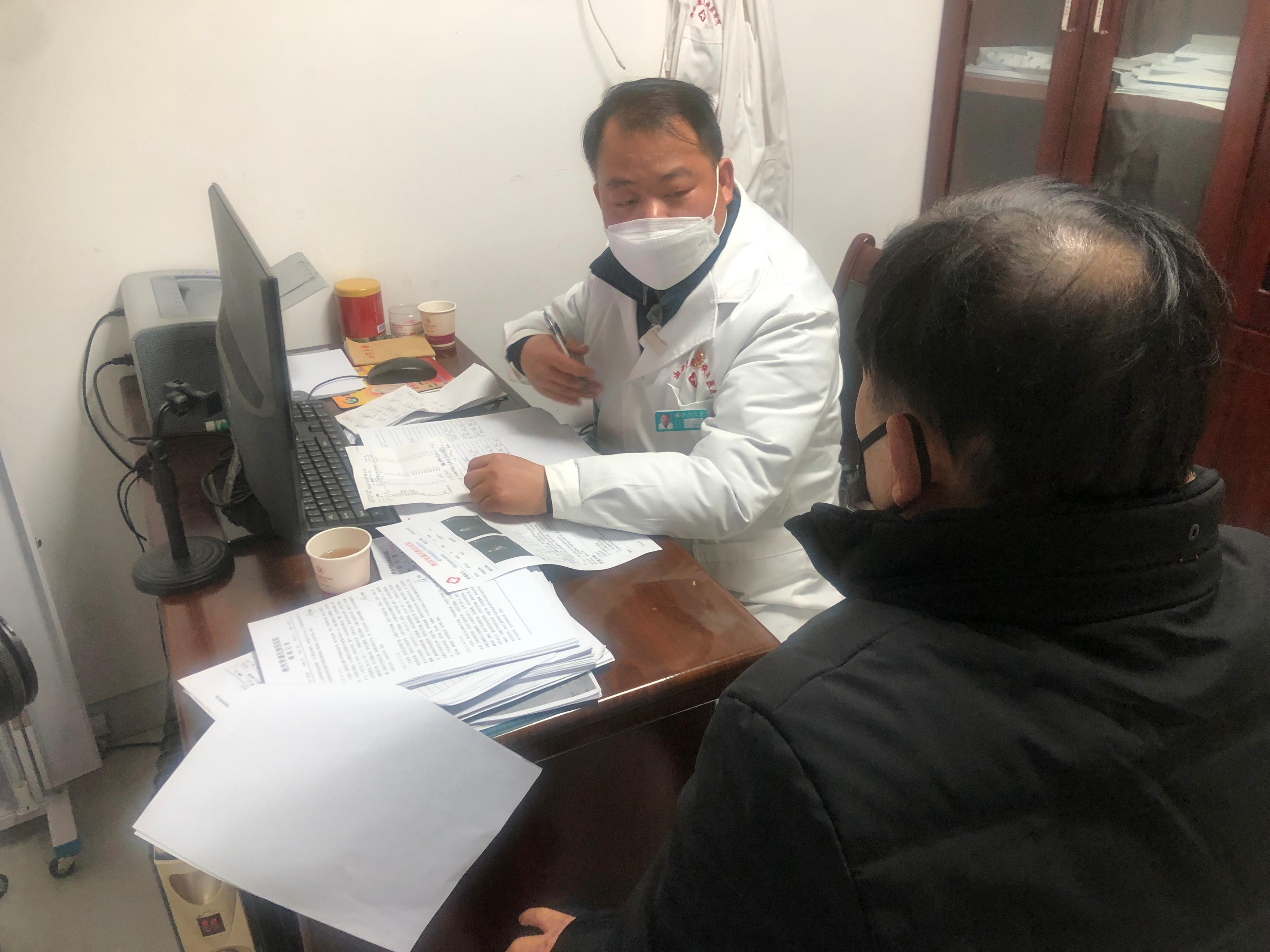 患慢性肾炎引起的扁桃体炎怎么治,男子得了咽喉炎