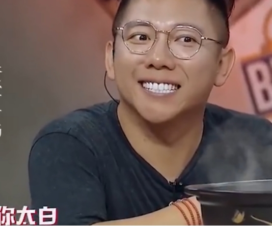 连屁股都是假的？假肩、假发、假腹肌，这些明星身上还有啥是真的