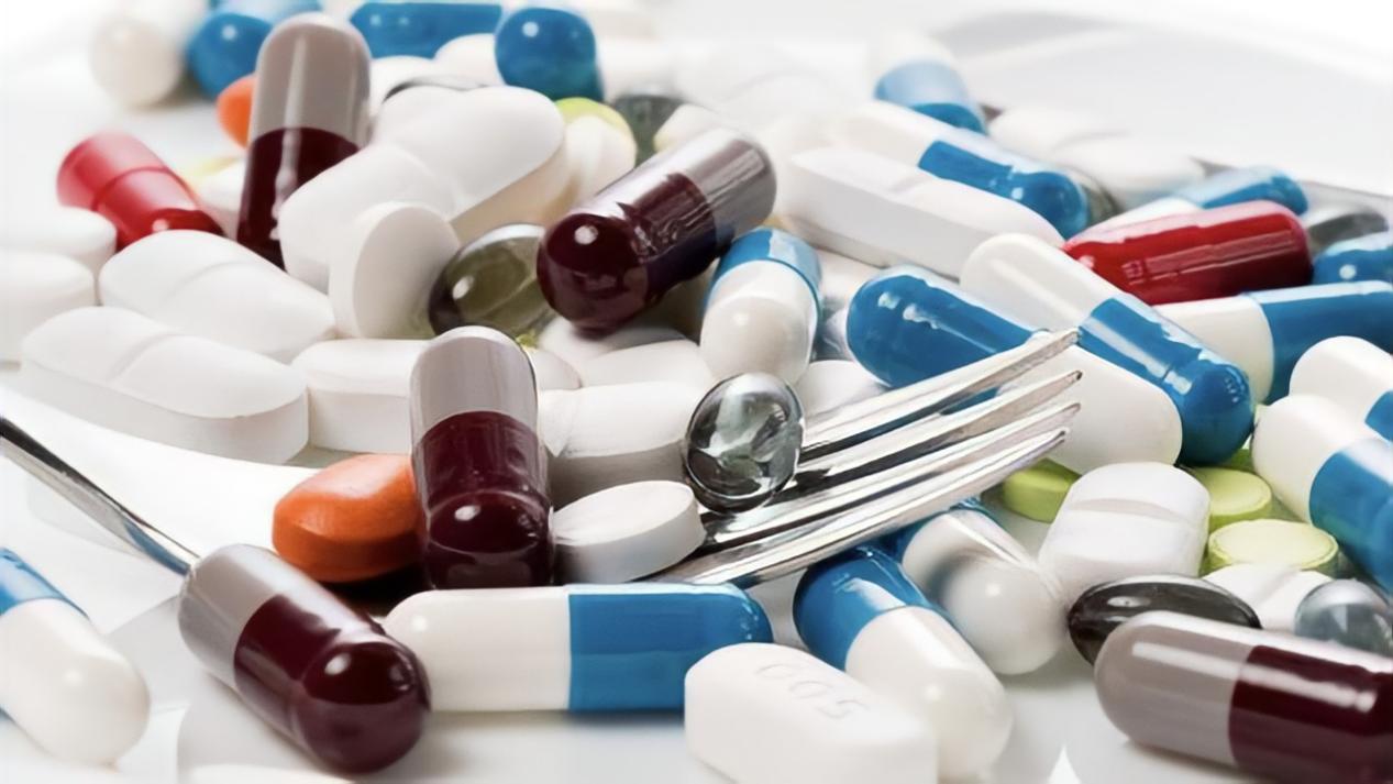 脚底板爱紫是什么原因,脚底板爱起皮是怎么回事