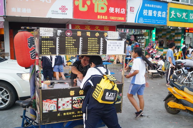 80后大叔职专门口卖烧烤，一月轻松收入超万元