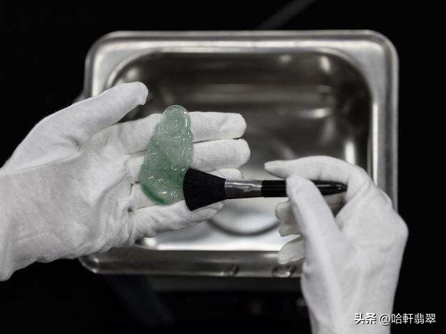 翡翠戴着变黄了是怎么回事,翡翠戴着戴着就变黄了是怎么回事