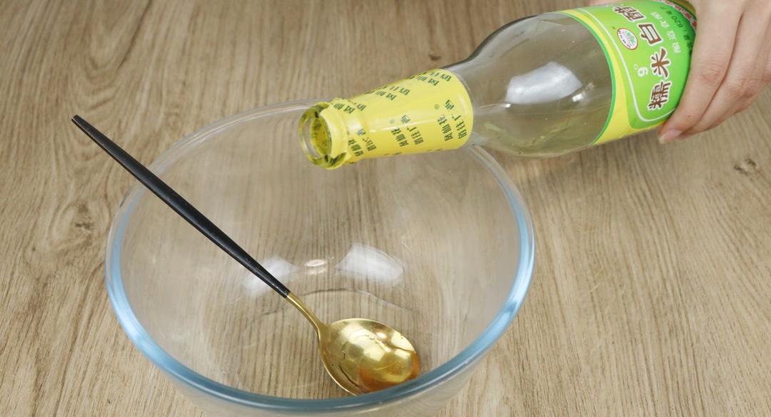 白醋放手上搓一搓有什么用,白醋倒在手心里有什么作用