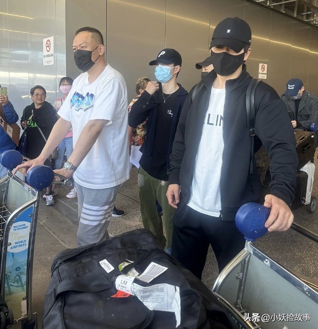 王一博洛杉矶回国机场视频,王一博香奈儿大秀洛杉矶滑冰