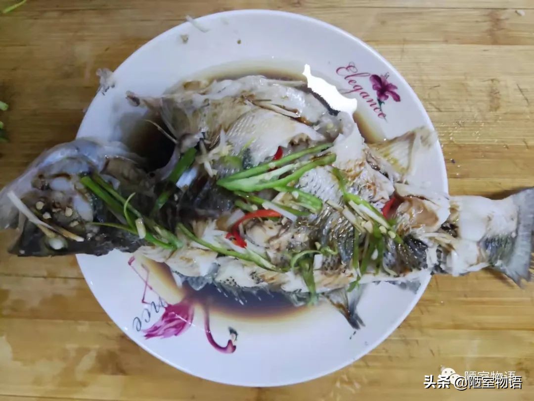 清蒸鱼怎么做好吃还很简单,清蒸鱼怎么做才好吃快来看看吧