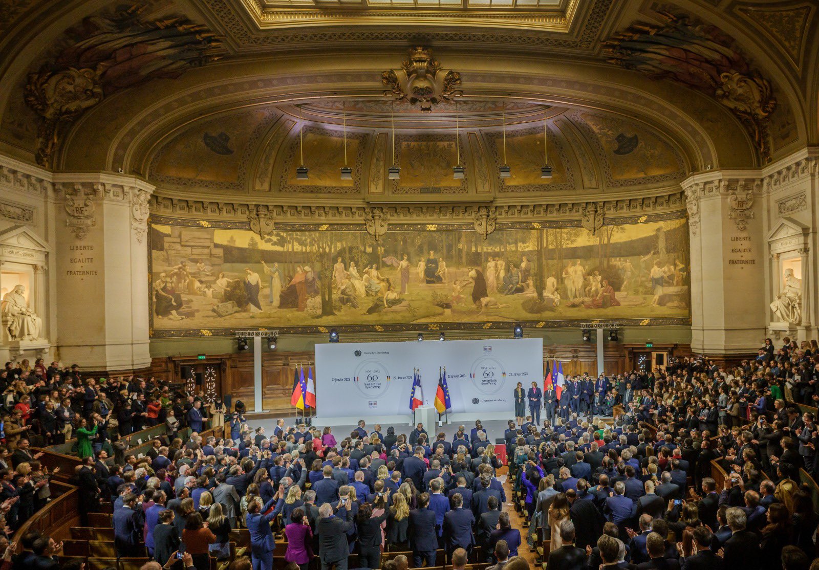 俄乌冲突第334天,普京迎来两个坏消息,德国向波兰“低头”了