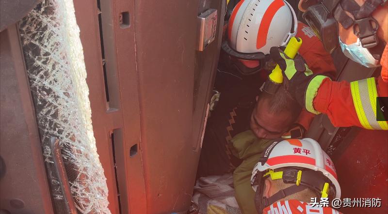 一大货车侧翻压扁轿车司机被困,货车侧翻驾驶员被困消防员救援