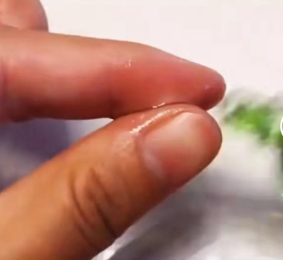 胶水弄到手上了该怎样去除胶水,手上粘了强力胶水怎么处理