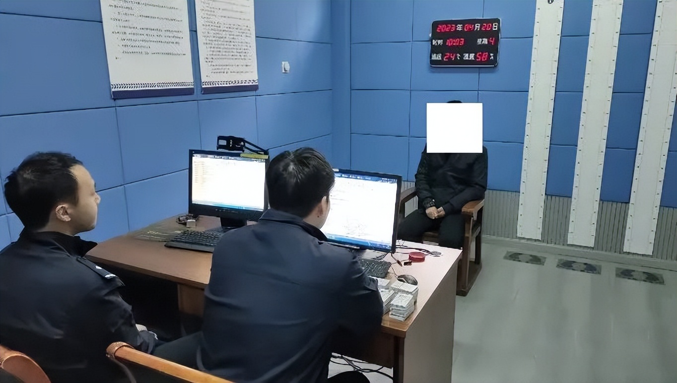 男子掏出1300张身份证都是真的,200多个身份证曝光