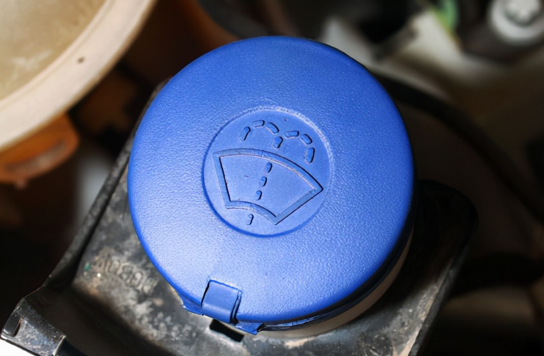 汽车玻璃水加哪个位置示意图,奇瑞汽车加玻璃水怎么加图解