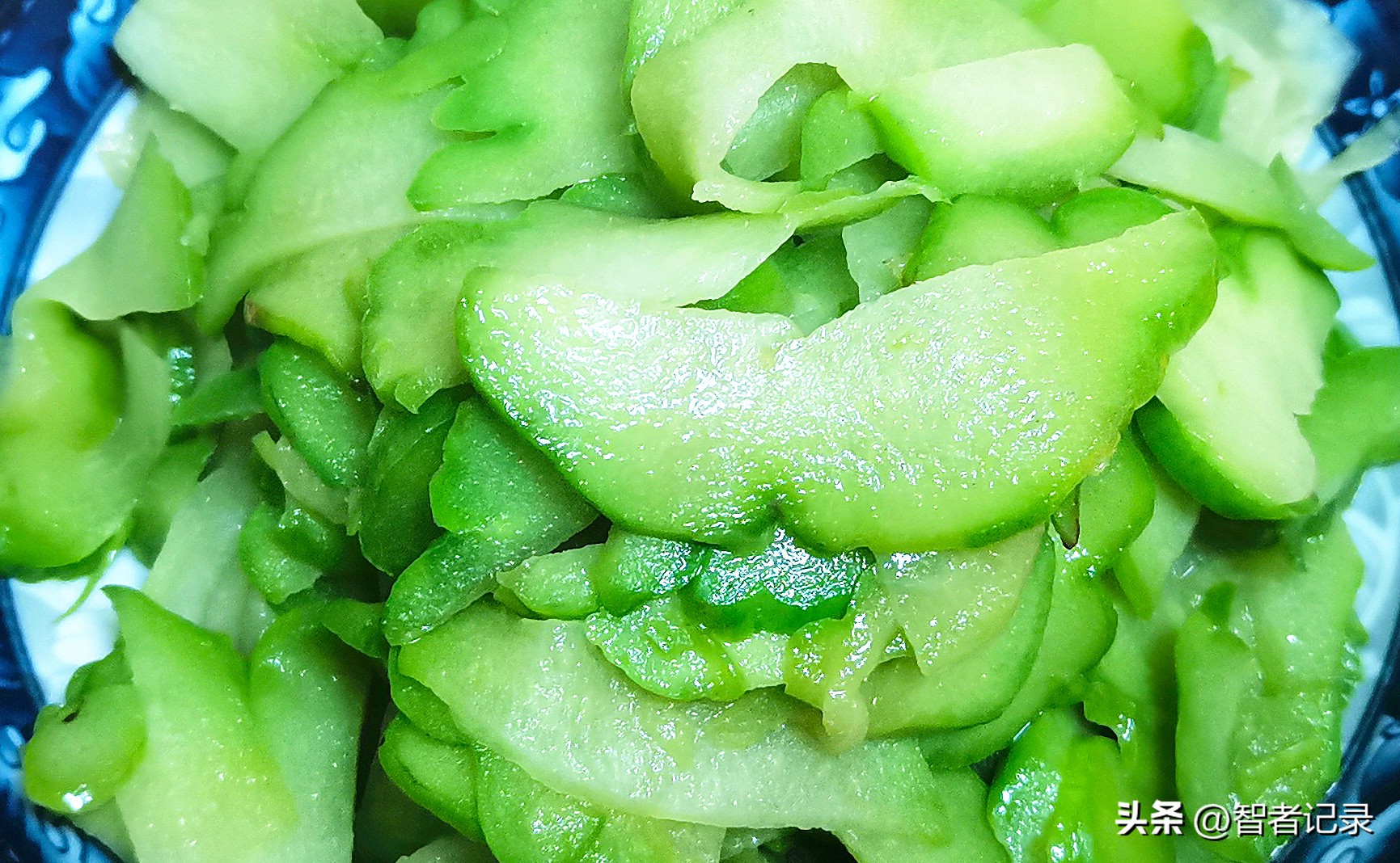 素炒佛手瓜片，配一盘寓意紫气东来的火龙果，有何作用和寓意？