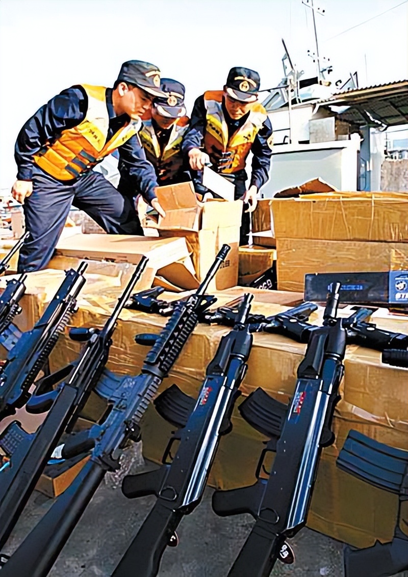 18岁小伙网购24把仿真枪被判无期！哭诉：局长藏20把真枪才判3年