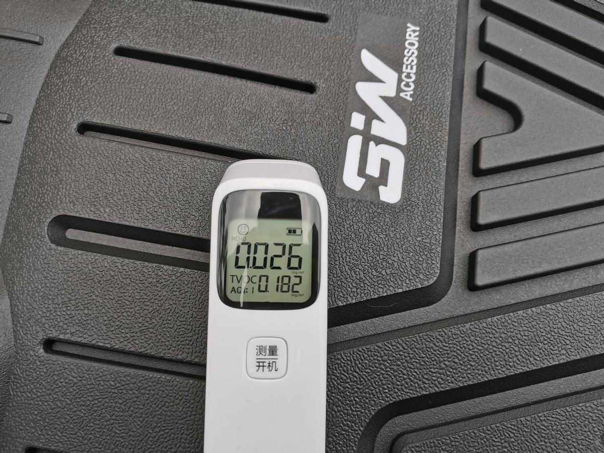 汽车里一股臭脚味,汽车脚垫有臭味怎么消除