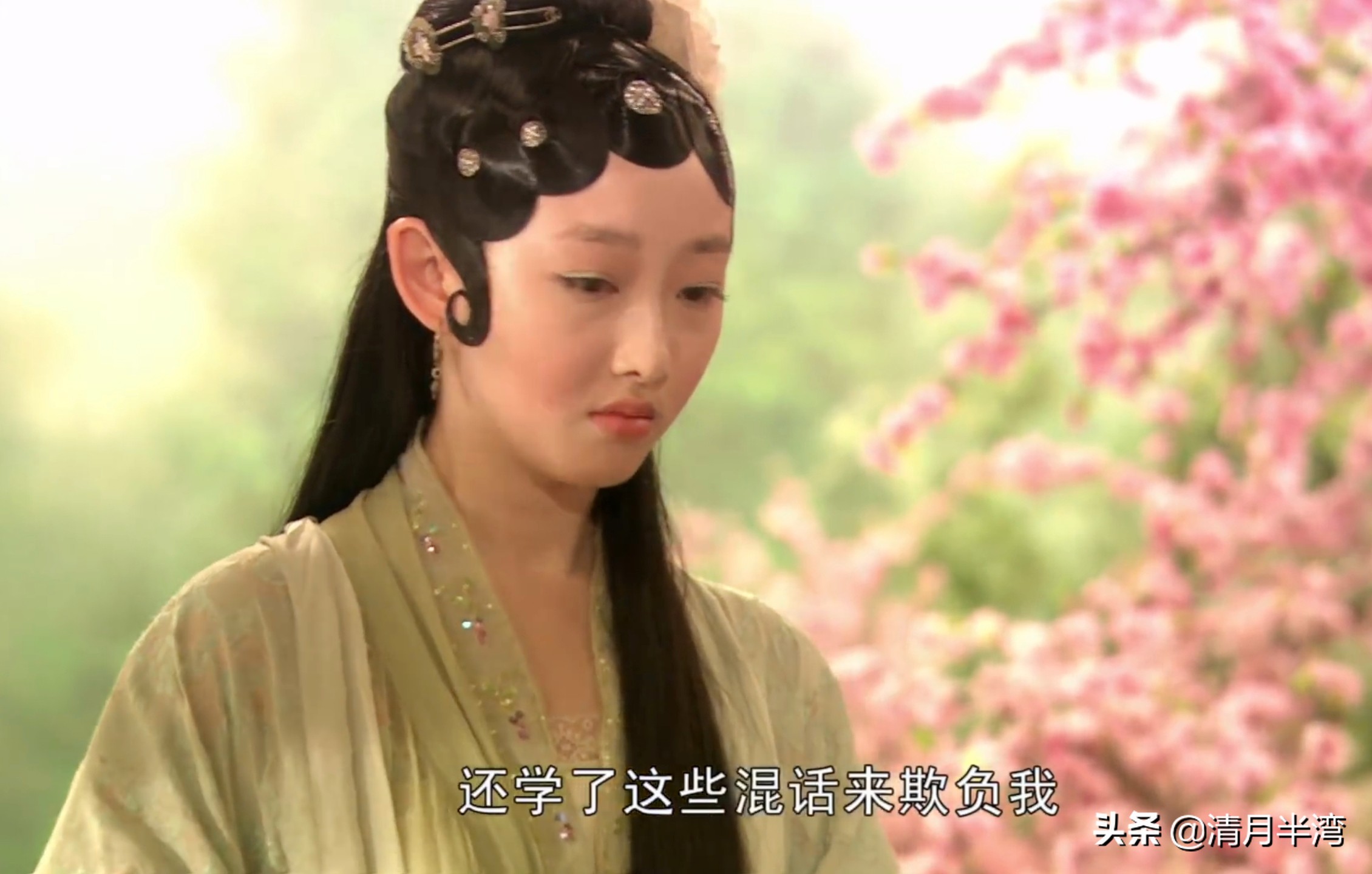 同样是演“宝黛读西厢”，87版美得像古画，新版怼脸怼嘴还怼胸？