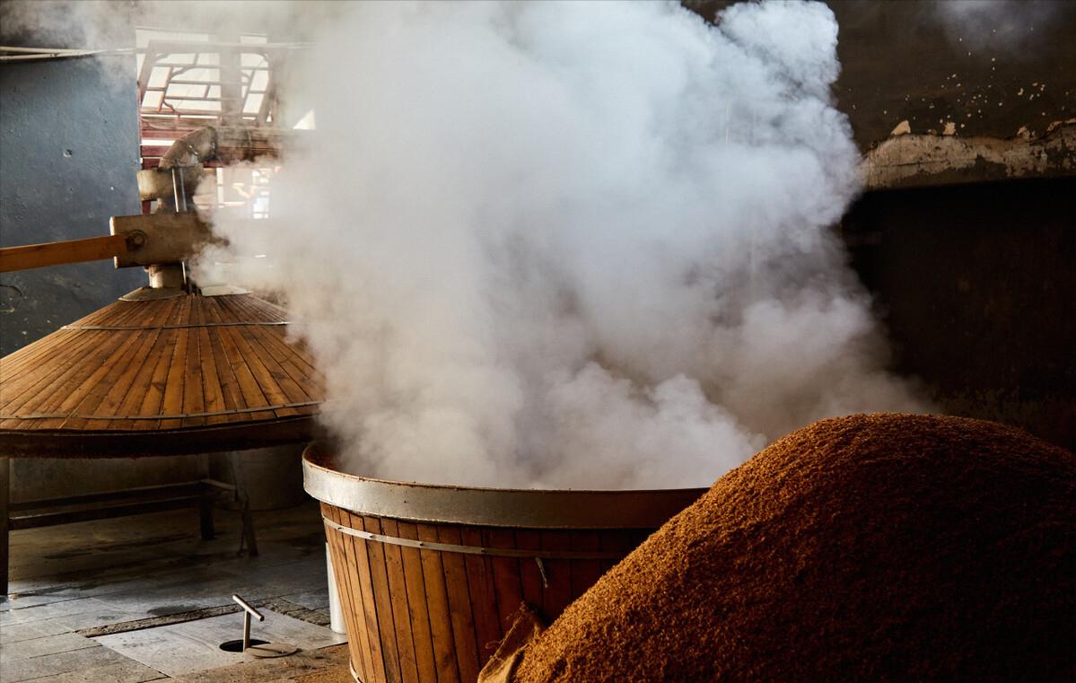 中国白酒和伏特加的区别在哪,伏特加与中国白酒哪个更难入口