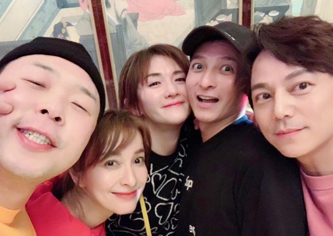 24年来守护着4个兄妹,最后却一个都留不住,何炅老了,都结束了