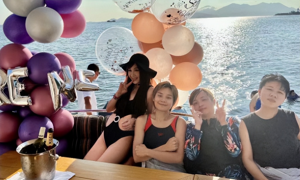 52岁温碧霞晒照展冻龄美貌,55岁温碧霞晒照与家人