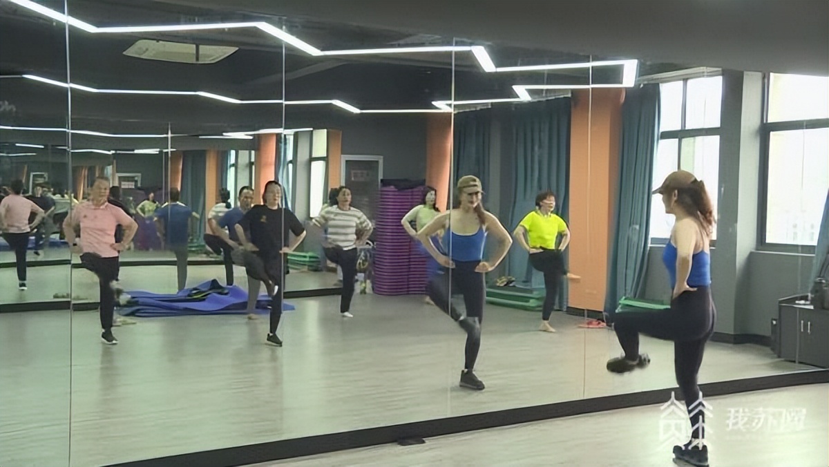 60岁阿姨坚持健身22年依旧童颜,60岁阿姨健身22年后的样子