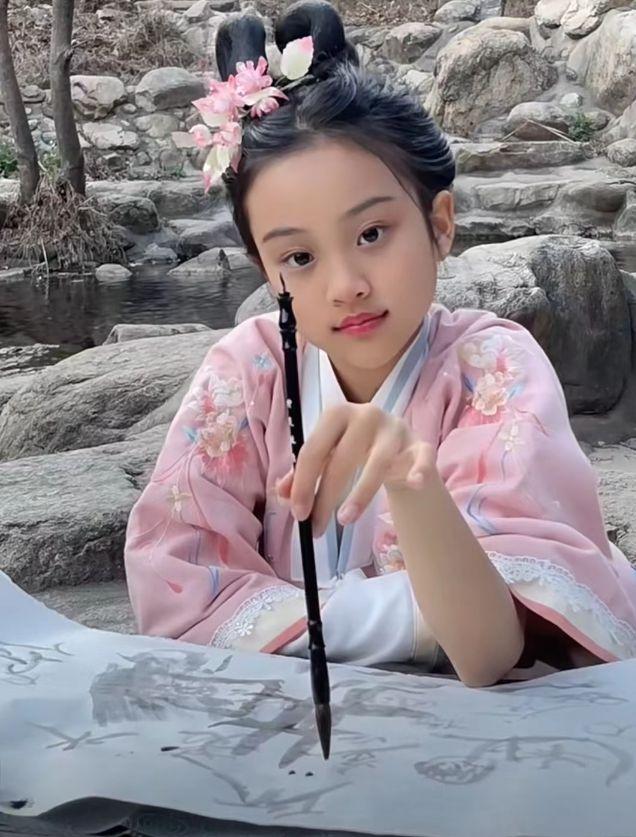 甜馨现在的发型,小甜馨发型美出新高度