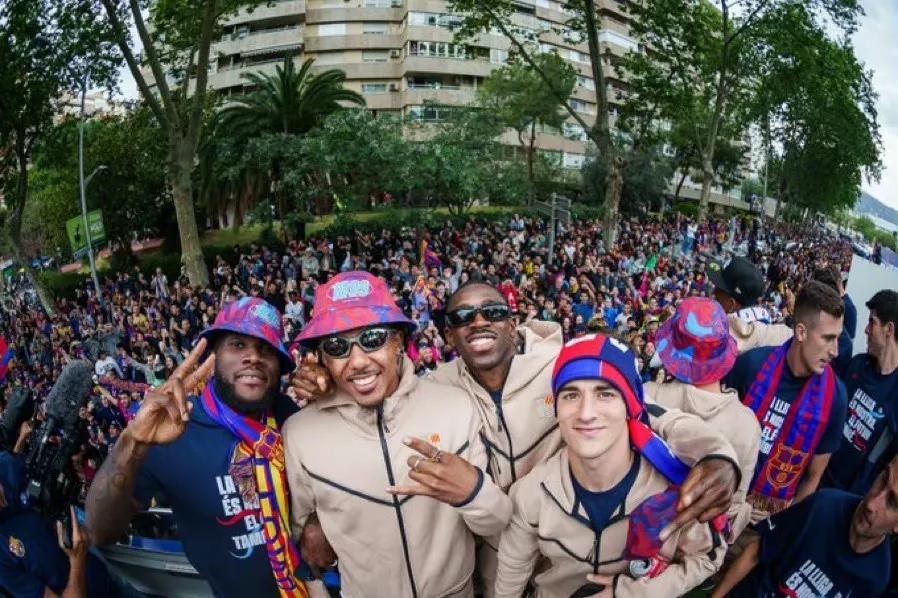 万人空巷夺冠,巴萨梅西内马尔跨栏杆出去庆祝