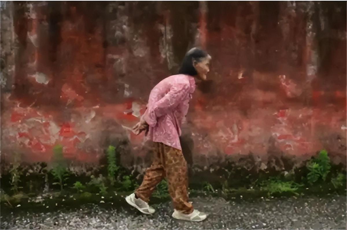 24岁小伙与85岁老人拍婚纱照,小伙子与八旬老太婚纱照