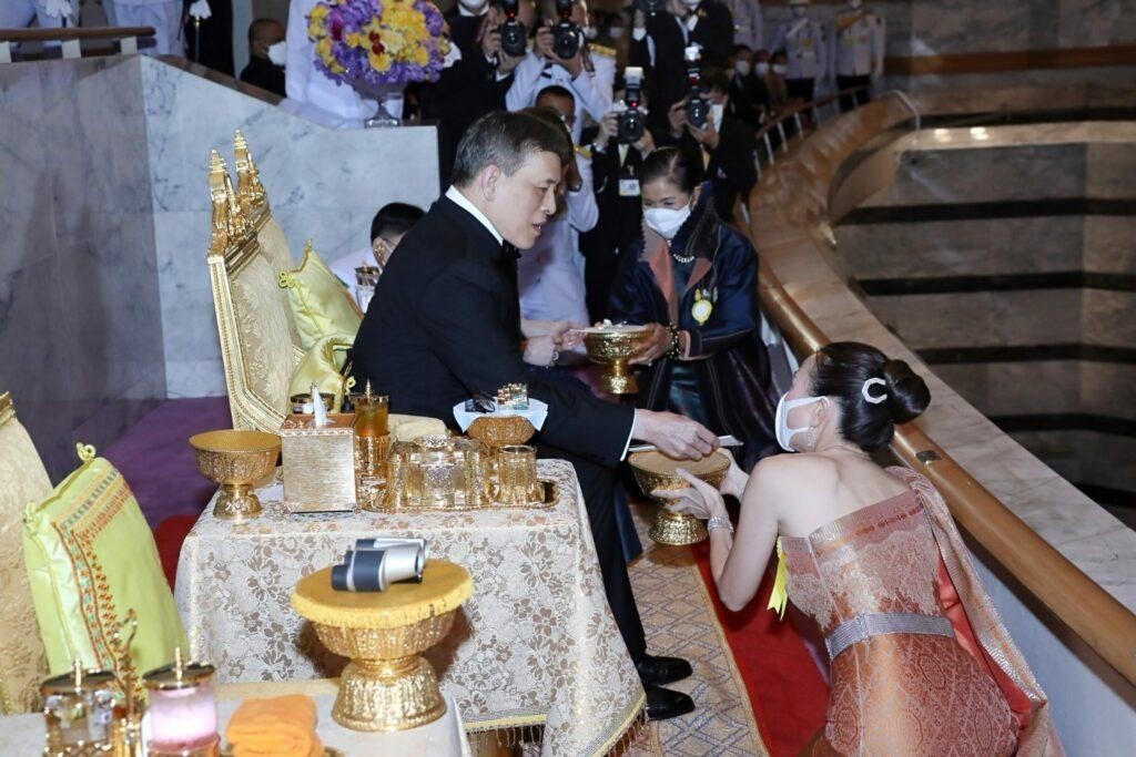 泰王屈膝礼,苏提达生日庆典