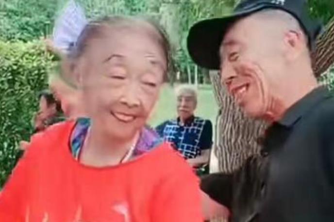 李玉成遭嘲吃软饭，85岁妻子马玉琴与陌生男子跳舞，被指心真大