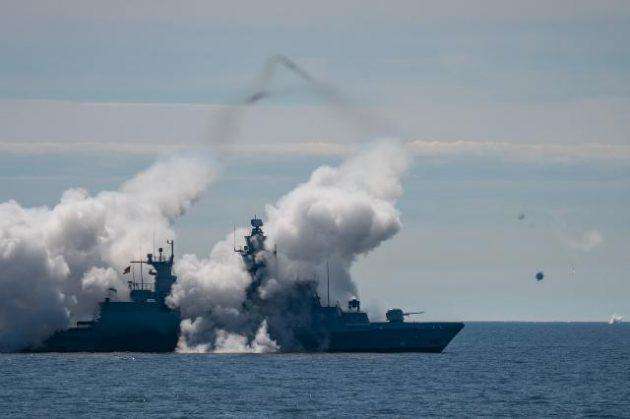 解放军击沉英军舰紫石英号后续,解放军炮轰英军紫石英号战舰片段