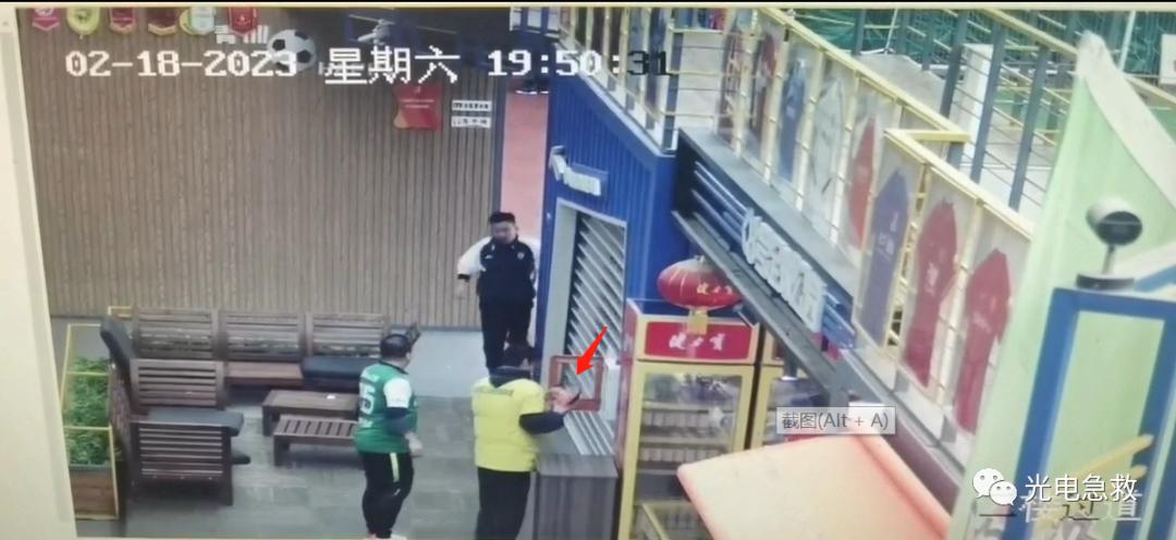 2004足球运动员心脏骤停事件,足球心脏骤停对手帮忙抢救