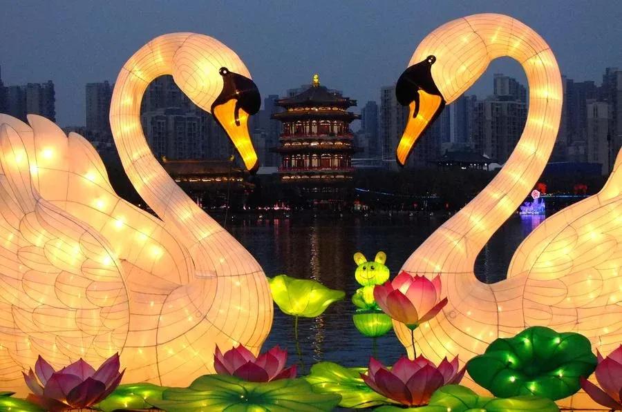 中国十二个传统节日由来,传统节日的英文故事由来