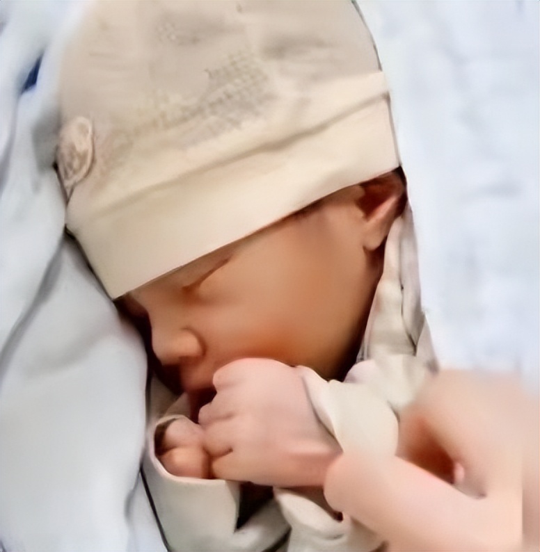 江西一男孩14岁达到300斤,10岁男孩一顿吃三碗体重飙到130斤