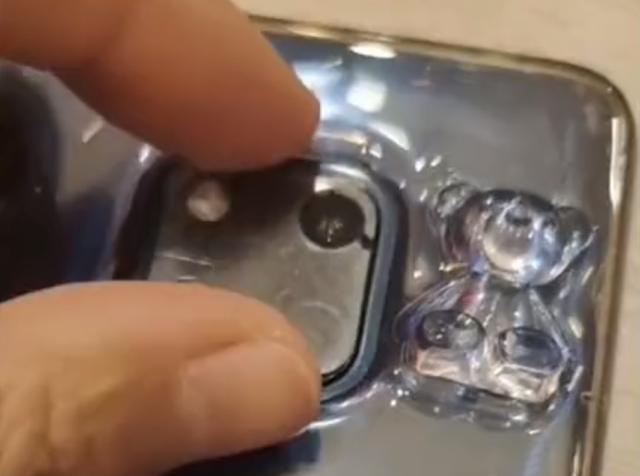 *疆新**一女子用了2年的手机，意外发现摄像头膜没撕，拍照对比绝了