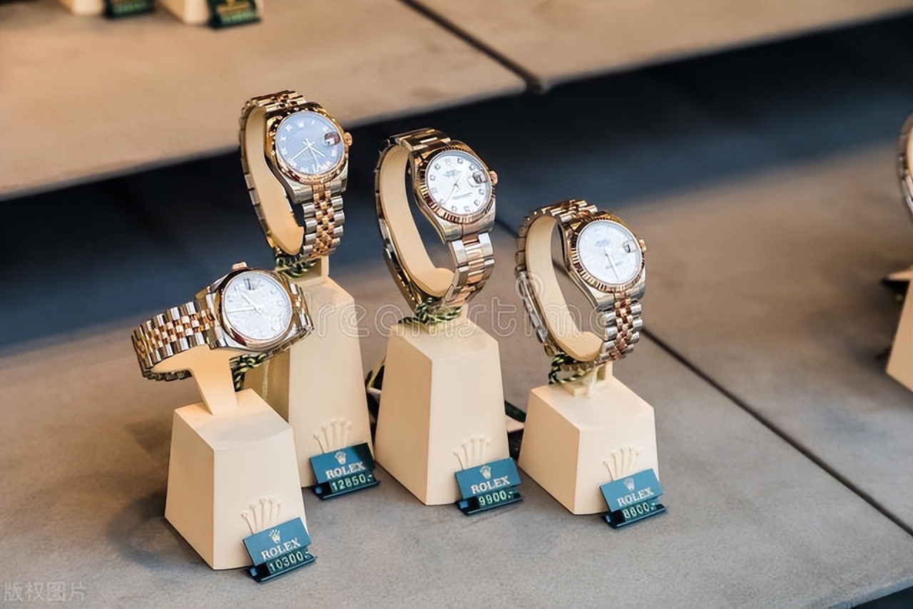 派出所女所长质疑戴名表开豪车,派出所女所长回应戴名表