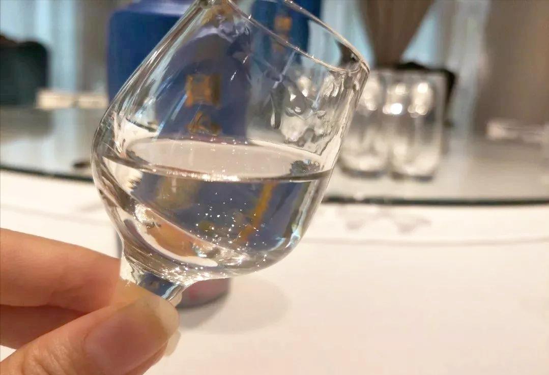 喝酒脸红的人和脸白的人哪个能喝,喝酒脸红的人到底能不能喝科普