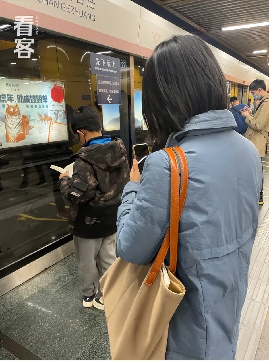 北京通勤路上,她用镜头记录2000个捧着书的人