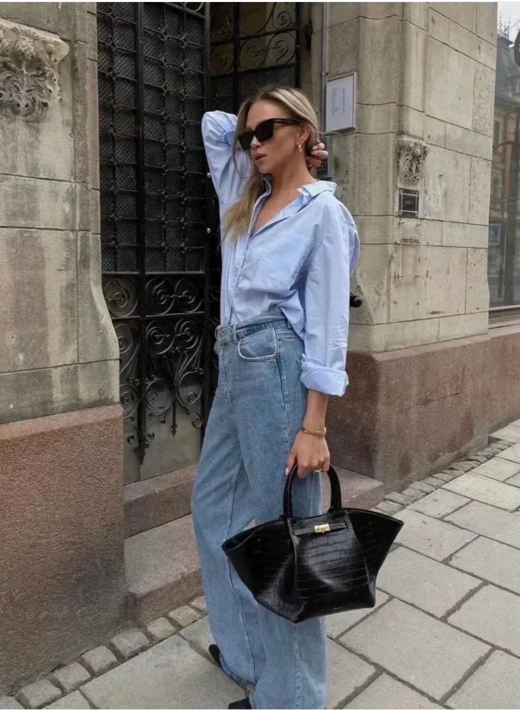 藏蓝色衬衫穿搭什么风格,蓝色衬衫怎样搭配出时尚的感觉