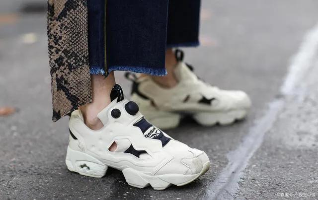 鞋子刷完去除黄色痕迹小技巧,鞋子泛黄怎么洗才能变白