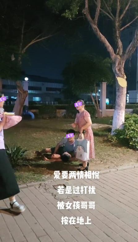男子被女友暴打被迫还手,小伙和女朋友吵架被好心大哥暴打
