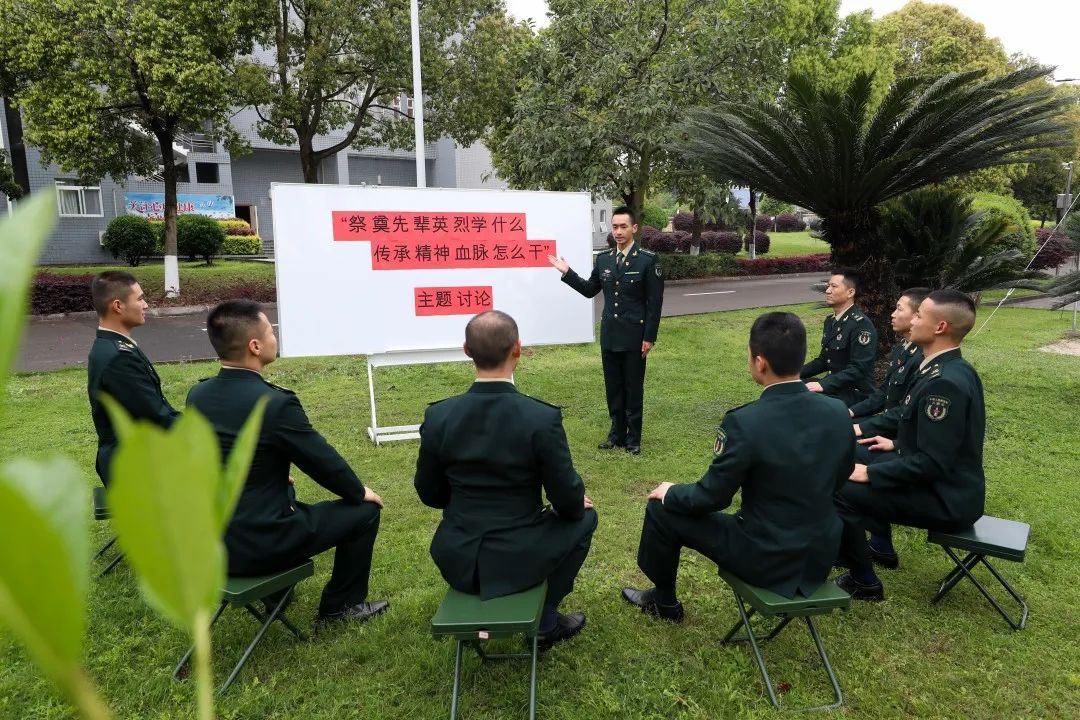 解放军清明缅怀红军先烈活动,清明祭奠革命先烈解放军鸣枪