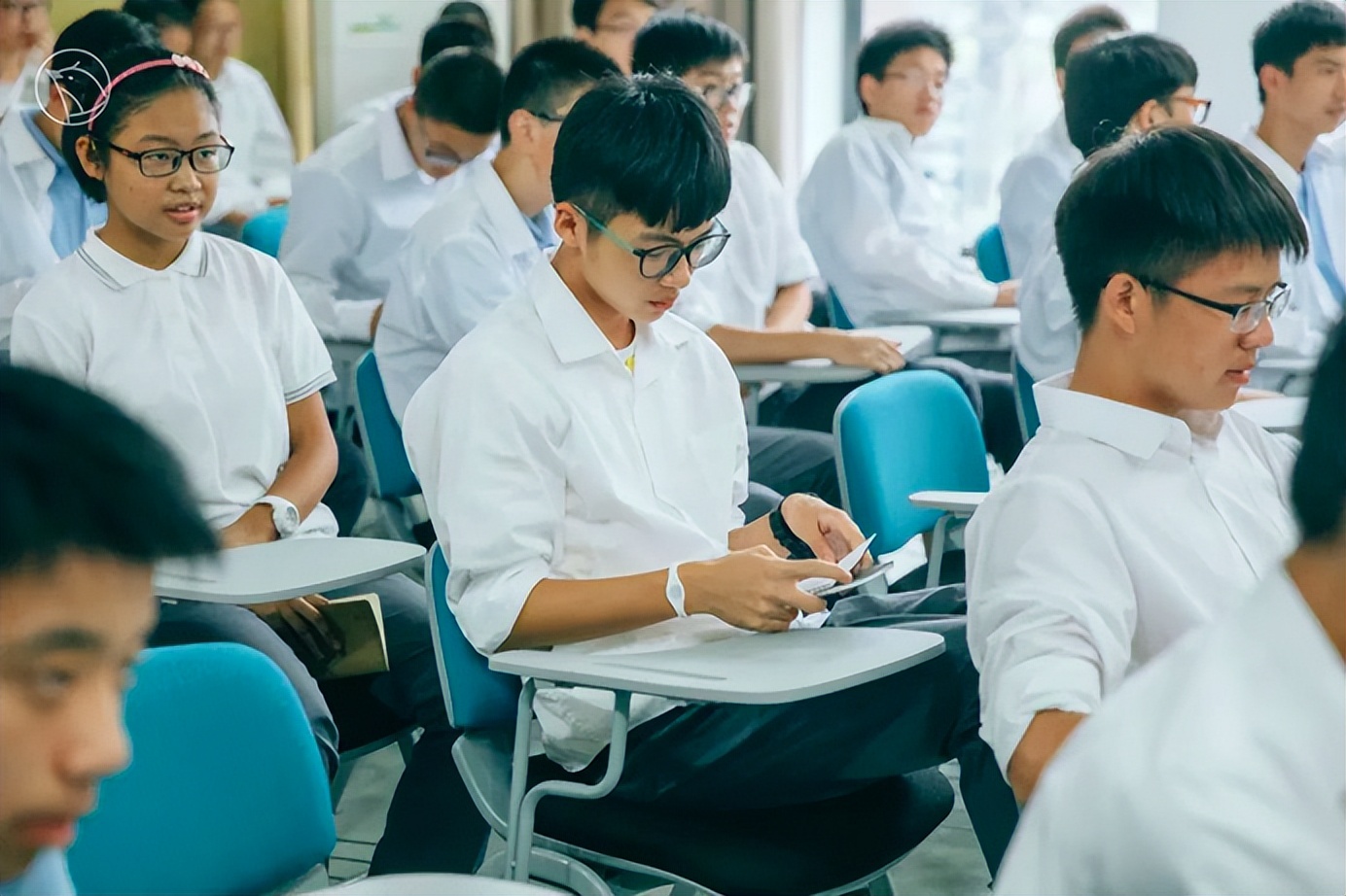 这个校园“*拍偷**狂魔”,拍下了95后的绝版青春