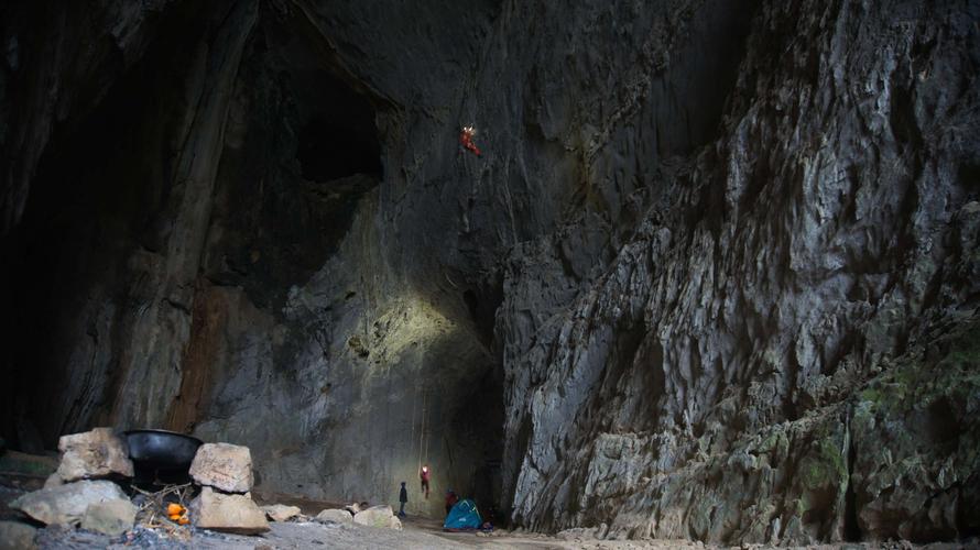 小伙捡到一块长满“金子”的石头,男子散步捡到会发光的石头给20万