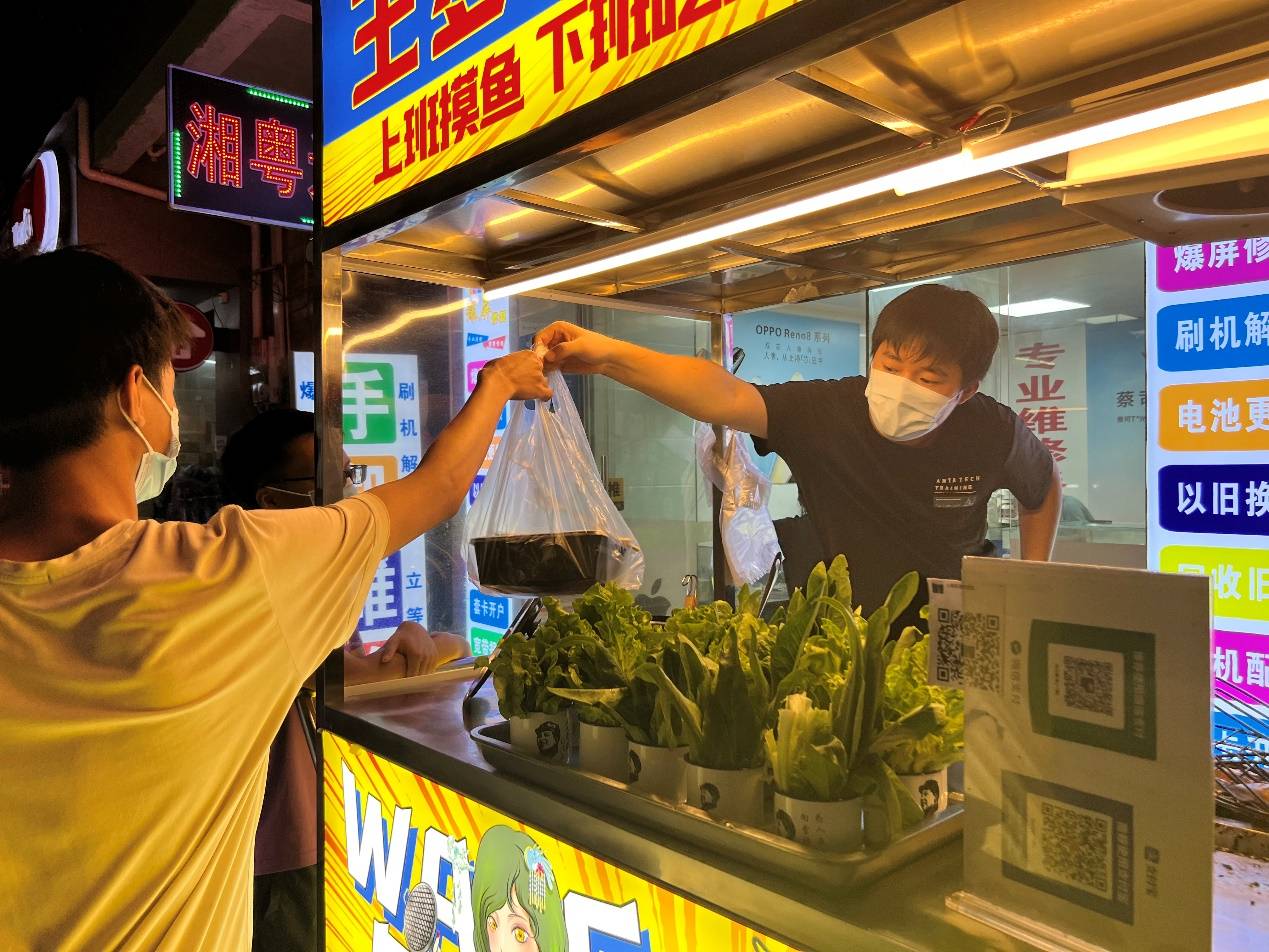 90后学校摆摊卖烤鱼,00后小伙摆摊8天赚2万