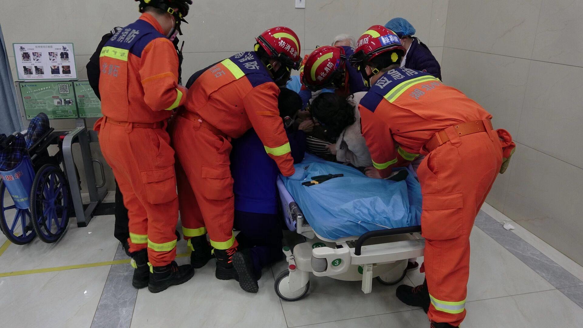 儿童被电动指甲刀卡消防员救援,铁环咬住男童手指消防紧急救援