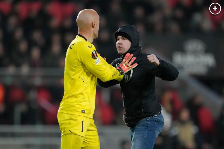 足球场瞬间变成格斗场,足球球迷暴打球员球场变成战场