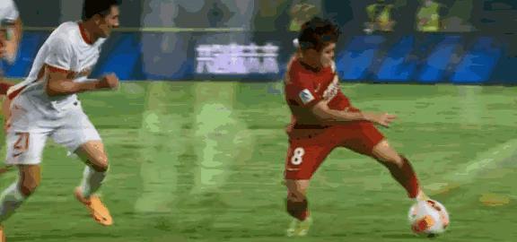 中国足球又上演全武行，口嗨行，侯宇被爆嘴巴不干净，被人追打