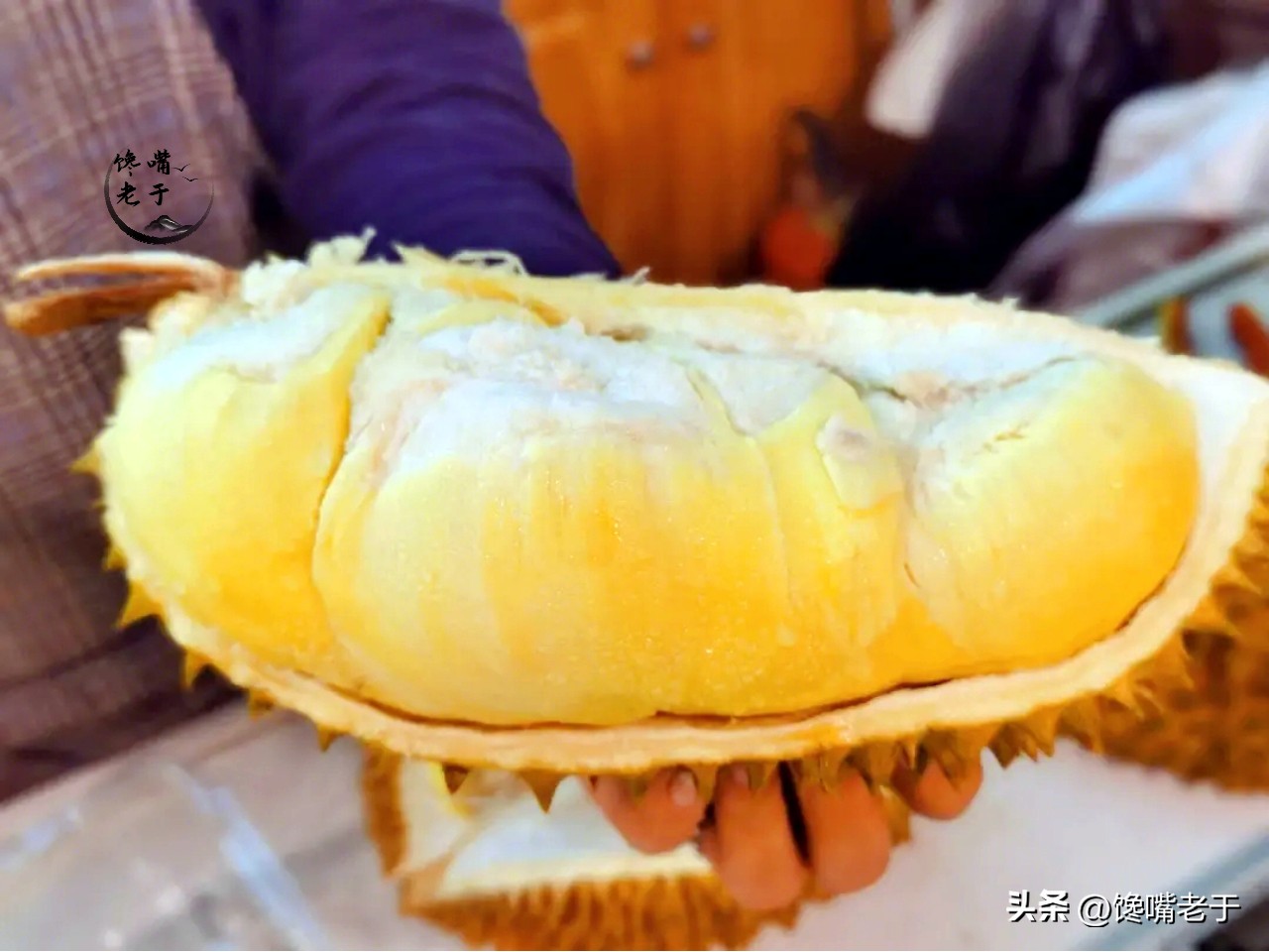 买榴莲是买轻点的还是重点的,买榴莲时老板直呼内行