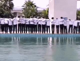 在公园双人打羽毛球,在公园和大爷打羽毛球